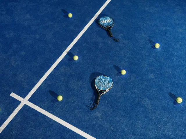 Ρακέτες padel και μπαλάκια σε μπλε γήπεδο
